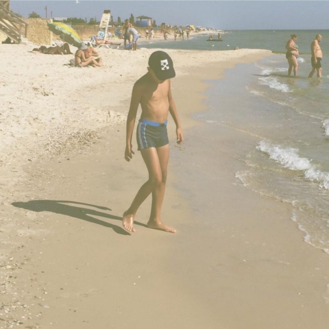 Мальчик в кепке на море